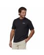 Hombre con camiseta de manga corta Patagonia P-6 Logo Responsibili-Tee Negra frontal