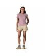 Mujer con Camiseta Patagonia P-6 Logo Responsibili-Tee Violeta regular fit