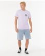 Hombre con camiseta de manga corta Rip Curl Wettie Passage Icon Lavanda ajuste estándar