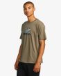 Hombre con camiseta de manga corta RVCA Natural Science Coyote lateral