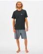Hombre con Camiseta técnica de protección solar de manga corta Rip Curl Search Series UV negra frontal