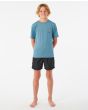 Niño con camiseta técnica de manga corta Rip Curl Tube Heads azul con protección solar UPF 50 frontal