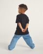 Niño con camiseta infantil Vans Classic Negra con logo blanco posterior