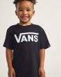 Niño con camiseta infantil Vans Classic Negra con logo blanco 