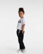 Niña con camiseta infantil Vans Classic Blanca con logo negro lateral