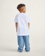 Niño con camiseta infantil Vans Classic Blanca con logo negro espalda