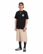 Hombre con camiseta Volcom Mazatlan Negra corte clásico