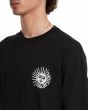 Hombre con camiseta Volcom Mazatlan Negra serigrafía pecho