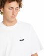 Hombre con Camiseta Volcom Pistol Stone Blanca bordado logo