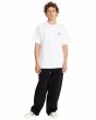 Hombre con Camiseta Volcom Pistol Stone Blanca corte amplio