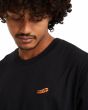 Hombre con camiseta holgada Volcom Pistol Stone Negra bordado logo