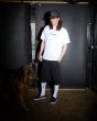 Hombre con perro y camiseta orgánica Volcom FA Seth Conboy Blanca