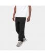 Hombre con pantalón Carhartt WIP Cargo Jogger Negro lateral