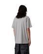 Hombre con camiseta Carhartt WIP S/S Chase T-Shirt Gris Jaspeado con logo bordado en dorado posterior