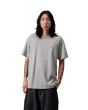 Hombre con camiseta Carhartt WIP S/S Chase T-Shirt Gris Jaspeado con logo bordado en dorado