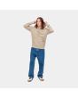 Hombre con sudadera de capucha Carhartt WIP Script Embroidery Sweatshirt beige con logo negro frontal