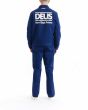 Hombre con chaqueta Deus Marnus Team Jacket Estate Blue espalda