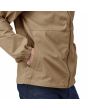 Primer plano del bolsillo lateral de la cazadora Patagonia Men's Nomader Slab Khaki 