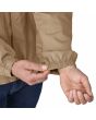 Detalle del puño elástico de la Patagonia Men's Nomader Jacket en color Slab Khaki