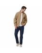 Hombre con Cazadora Patagonia Nomader Jacket Slab Khaki regular fit