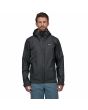Hombre con Chaqueta impermeable plegable Patagonia M's Torrentshell 3L negra 