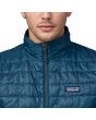 Hombre con chaleco acolchado impermeable Patagonia Nano Puff Lagom Blue Azul cremallera