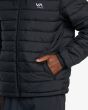 Hombre con Chaqueta acolchada e impermeable con capucha RVCA Packable Puffa Negra bolsillo