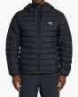 Hombre con Chaqueta acolchada e impermeable con capucha RVCA Packable Puffa Negra 