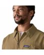 Hombre con Chaqueta ligera Patagonia Isthmus Unlined Jacket caqui cremallera