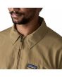 Hombre con Chaqueta ligera Patagonia Isthmus Unlined Jacket caqui cuello