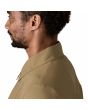 Hombre con Chaqueta ligera Patagonia Isthmus Unlined Jacket caqui hombro