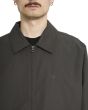 Hombre con cazadora ligera Volcom Likurtis Jacket Black Rinsed logo stone bordado