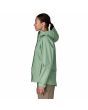 Mujer con chaqueta impermeable plegable Patagonia Torrentshell 3L Verde Ellwoood Green lateral