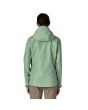 Mujer con chaqueta impermeable plegable Patagonia Torrentshell 3L Verde Ellwoood Green posterior