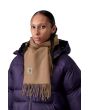 Mujer con Bufanda de lana Carhartt WIP Clan Scarf Peanut Unisex