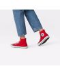 Mujer con Zapatillas Converse Chuck Taylor All Star High Top rojas Unisex