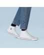 Mujer con Zapatillas Converse Chuck Taylor All Star Classic High Top blancas Unisex