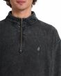Hombre con sudadera Volcom Single Stone Quarter Zip negra lavado ácido detalle logo Stone y cremallera parcial