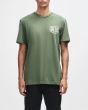 Hombre con Camiseta Deus Venice Address Verde Pino frontal