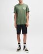 Hombre con Camiseta Deus Venice Address Verde Pino regular fit