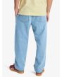 Hombre con vaquero elástico Quiksilver Taxer Regular Denim azul posterior