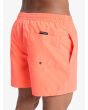 Hombre con short de natación Quiksilver Everyday Solid Volley 15 Fiery Coral bolsillos