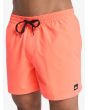 Hombre con short de natación Quiksilver Everyday Solid Volley 15 Fiery Coral cintura elástica