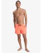 Hombre con short de natación Quiksilver Everyday Solid Volley 15 Fiery Coral corte pierna recta