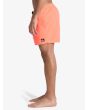 Hombre con short de natación Quiksilver Everyday Solid Volley 15 Fiery Coral lateral