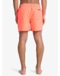 Hombre con short de natación Quiksilver Everyday Solid Volley 15 Fiery Coral posterior