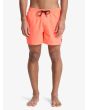 Hombre con short de natación Quiksilver Everyday Solid Volley 15 Fiery Coral 