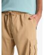 Hombre con pantalón Quiksilver Taxer Regular Cargo Caqui cintura elástica ajustable