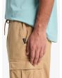 Hombre con pantalón Quiksilver Taxer Regular Cargo Caqui bolsillos laterales