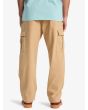 Hombre con pantalón Quiksilver Taxer Regular Cargo Caqui posterior